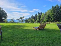 Ausblick hinter dem Haus und Sonnenuntergang in Richtung Chiemsee vor dem Haus