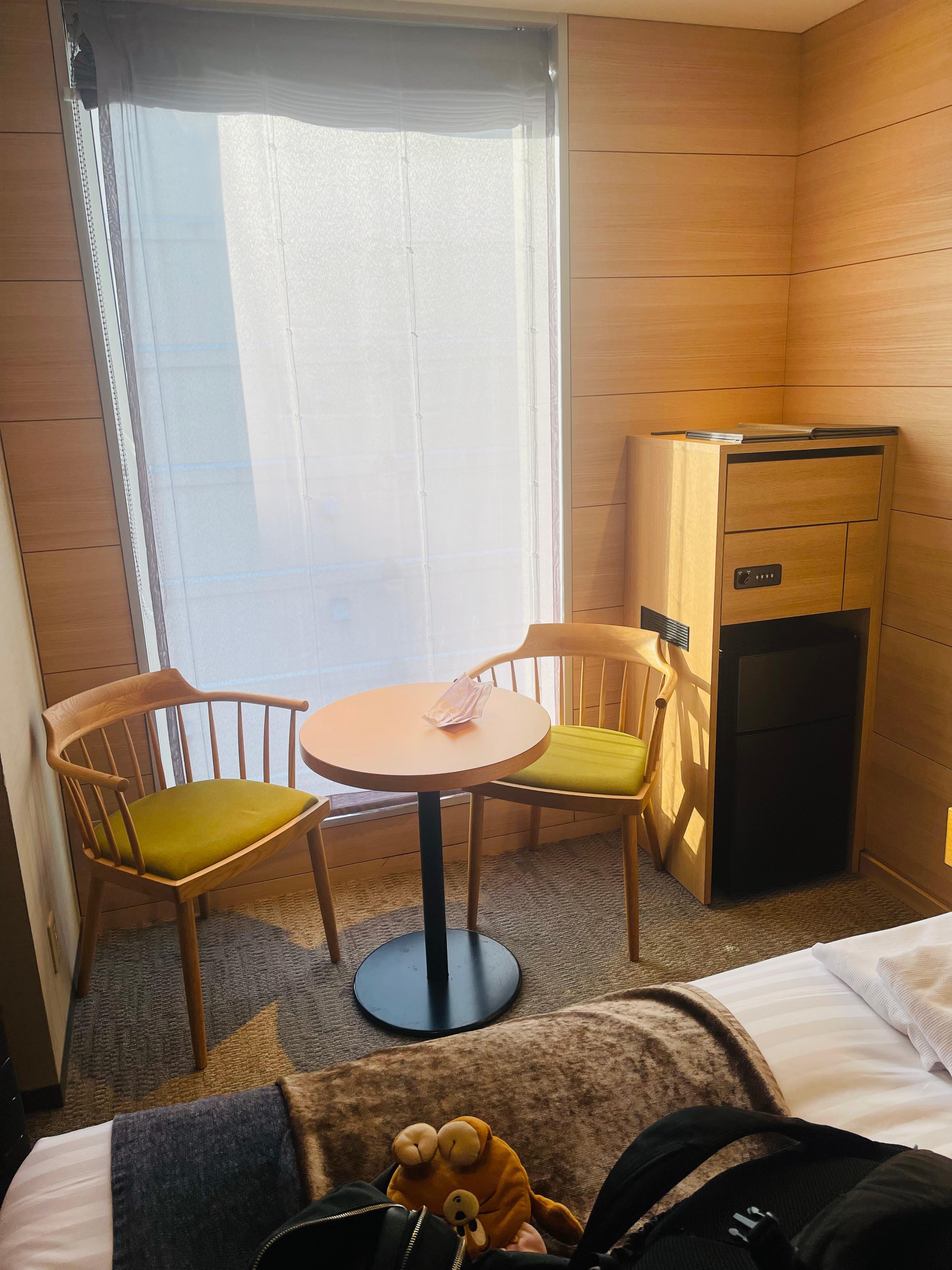 有小桌子和保險櫃、小冰箱