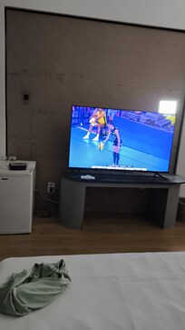 Painel sujo e furado. Luz de lado atrás da Tv.