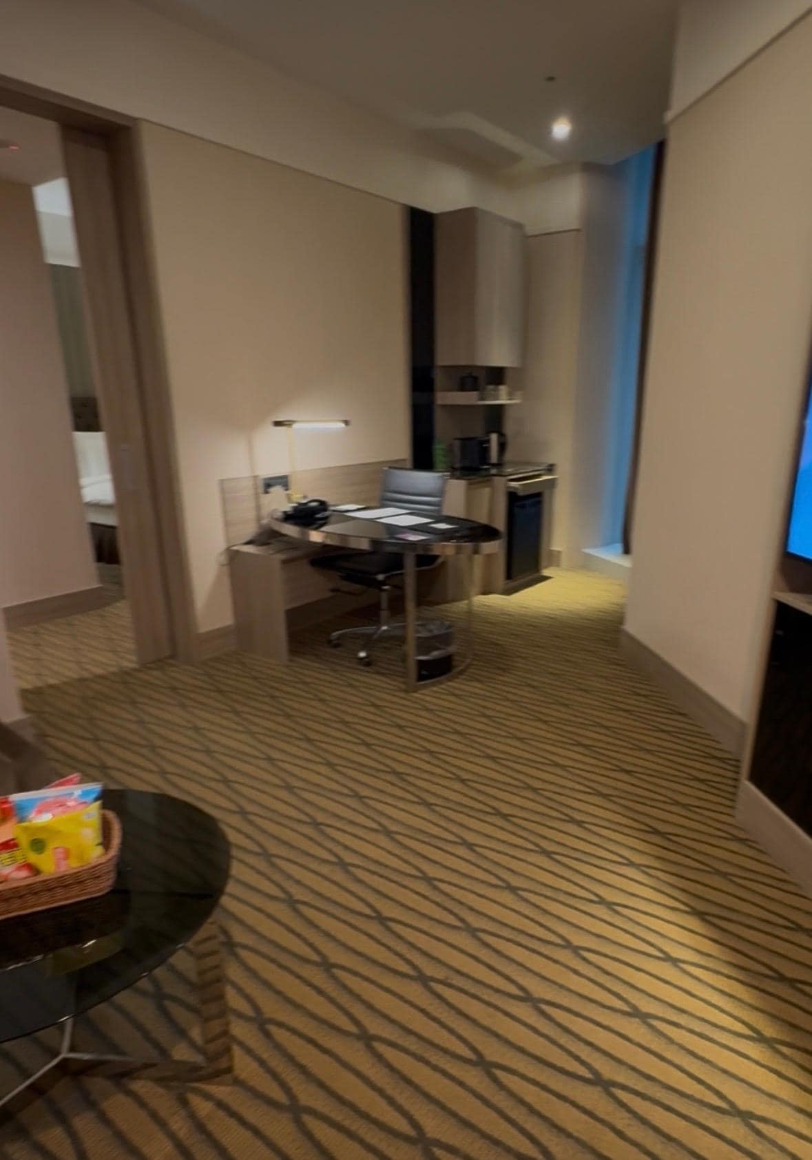 奥の部屋にお風呂やベッドあります。