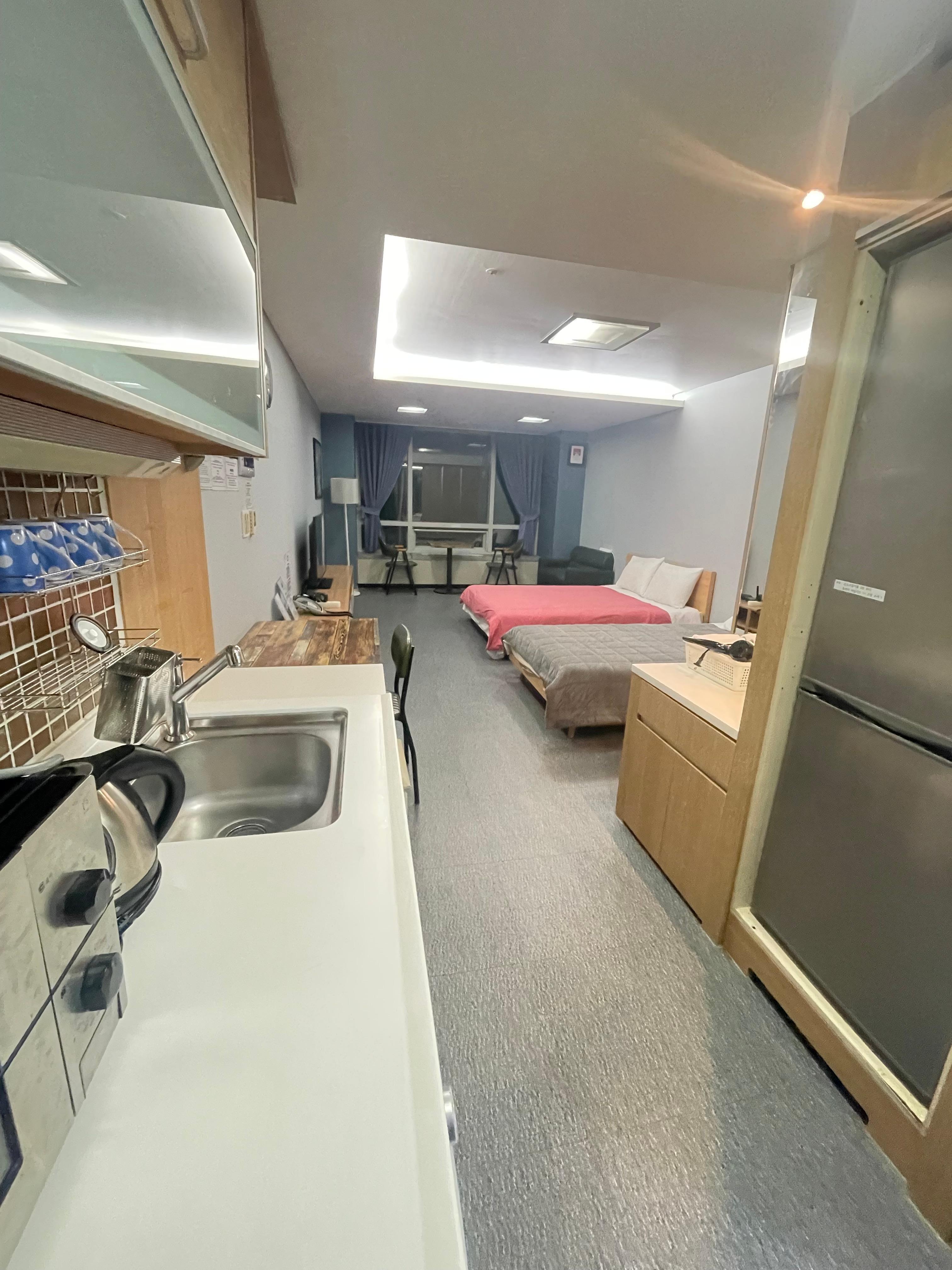 部屋着はありません。wifiはあります。水2本あり、コーヒーなどはありません