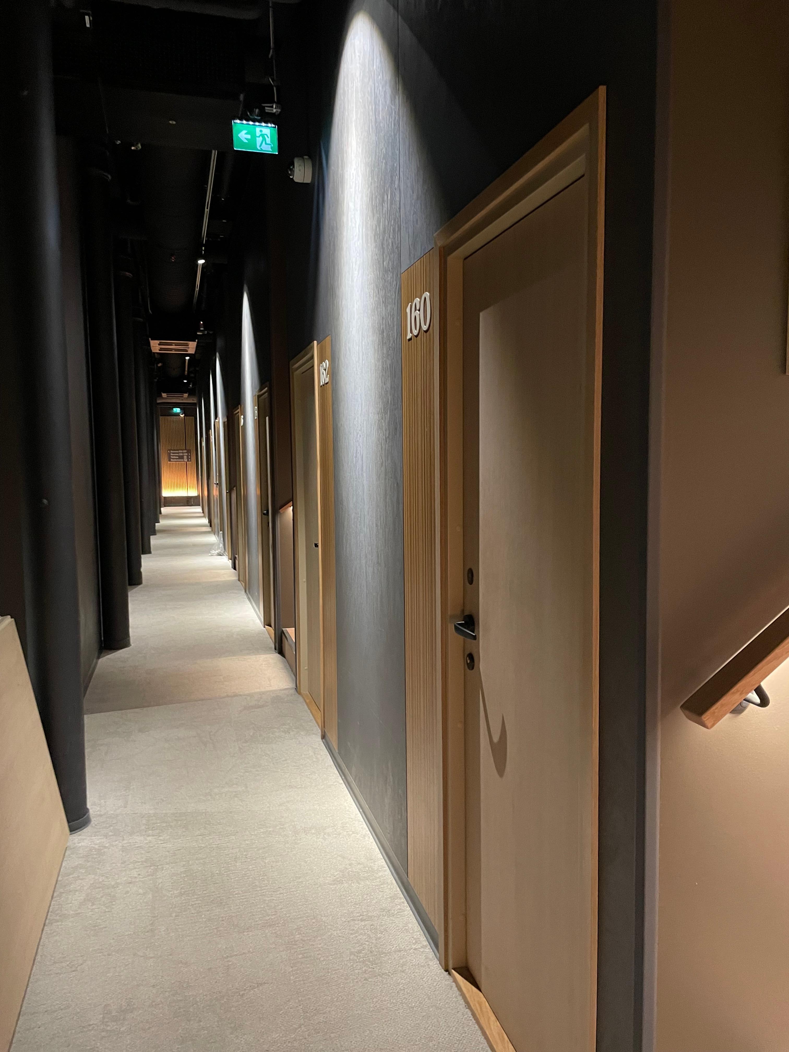 Huonekäytävä oli siisti sekä hiljainen, vaikka oli selkeästi paljon vieraita.