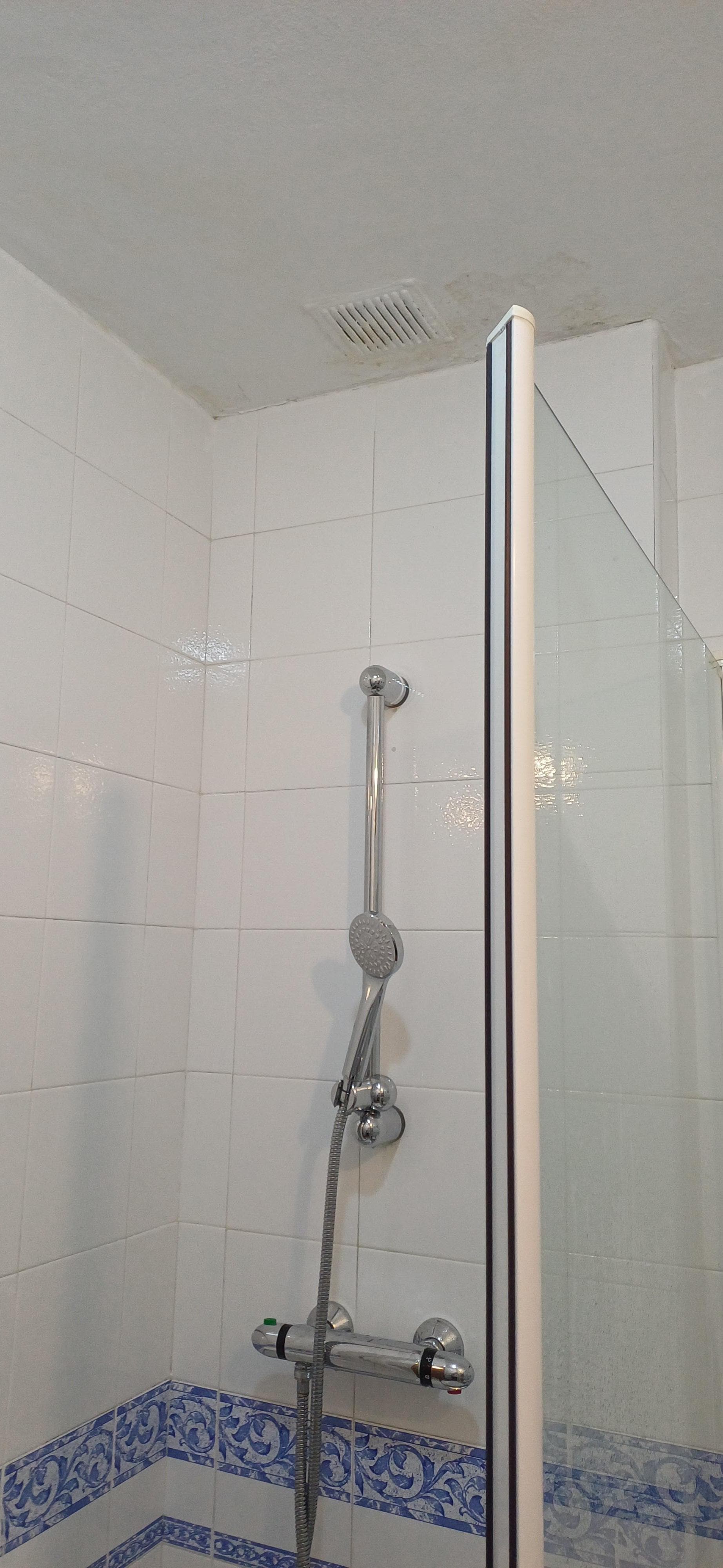 Manchas de humedad. Este grifo es el que no funcionaba