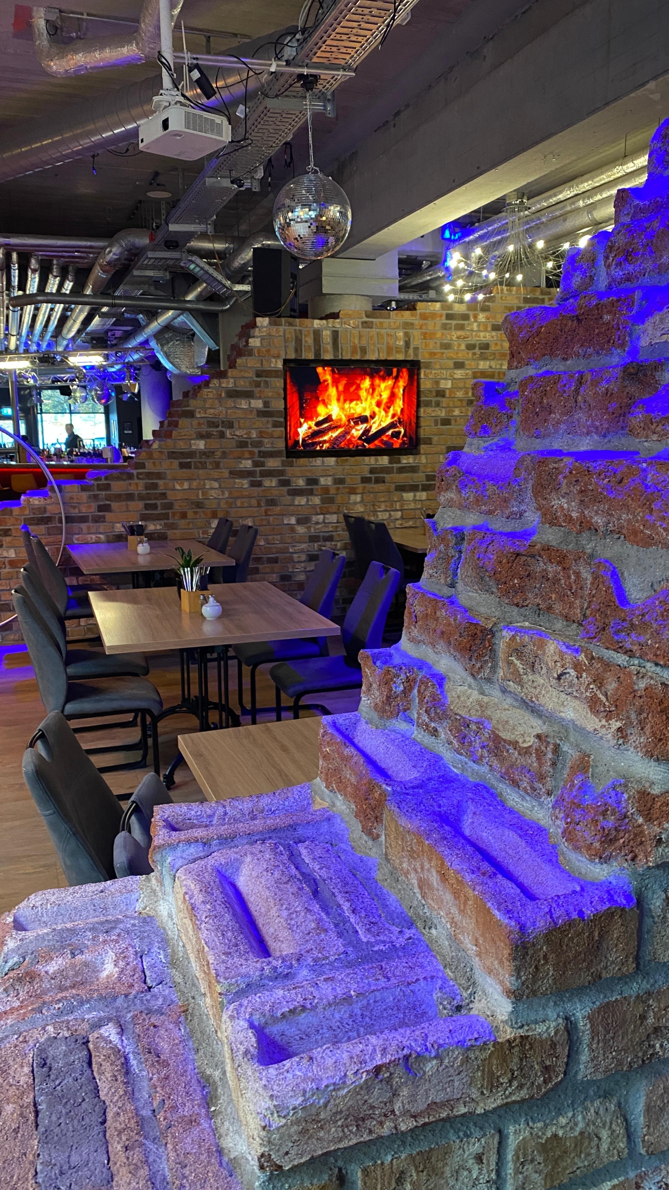 Das stilvolle Restaurant/Bar-Ambiente mit der warmen Beleuchtung und der gemütlichen Atmosphäre.