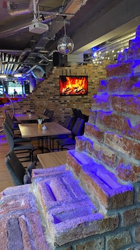 Das stilvolle Restaurant/Bar-Ambiente mit der warmen Beleuchtung und der gemütlichen Atmosphäre.