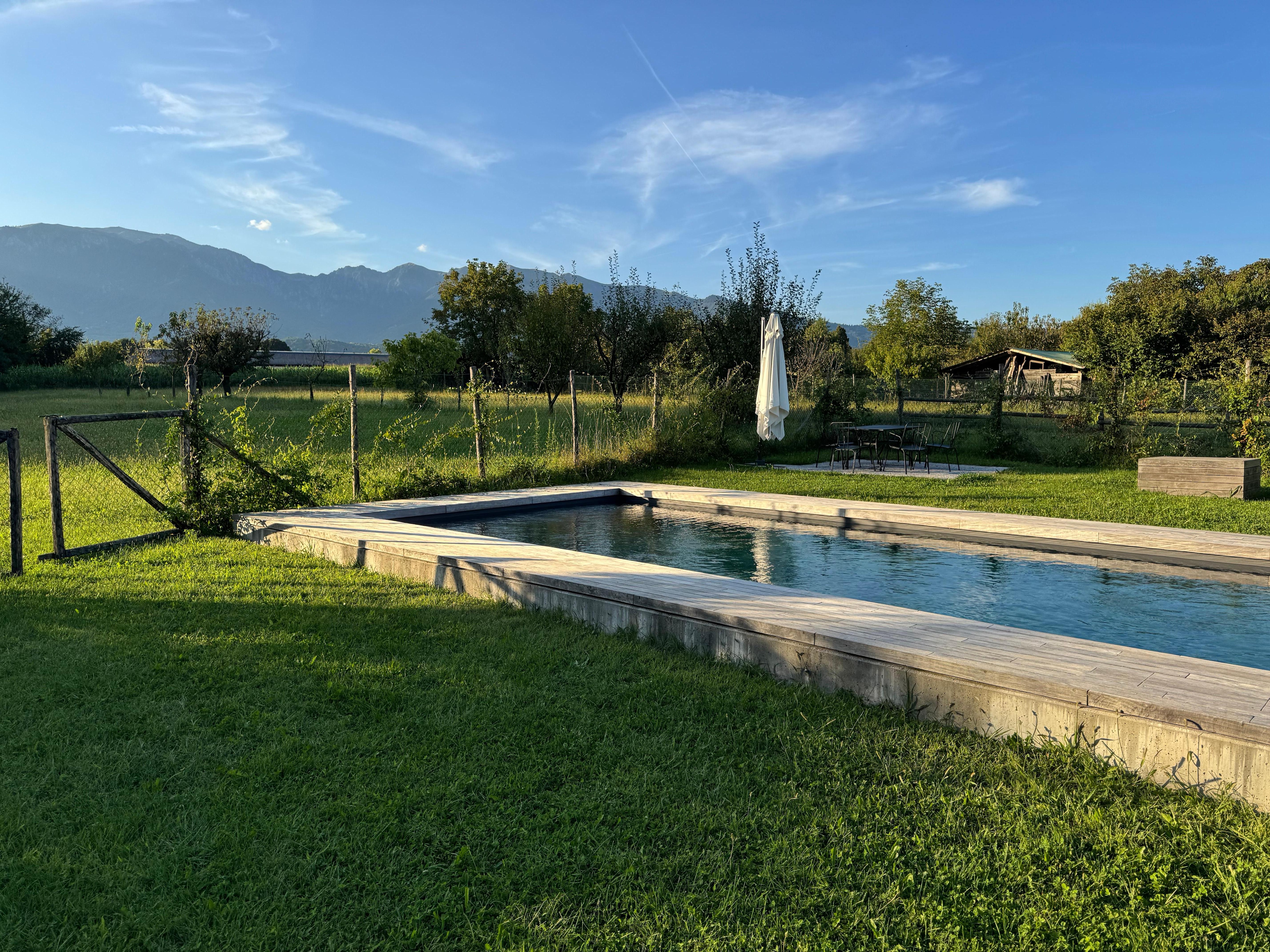 Het zwembad met uitzicht op de Monte Grappa
