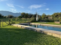 Het zwembad met uitzicht op de Monte Grappa