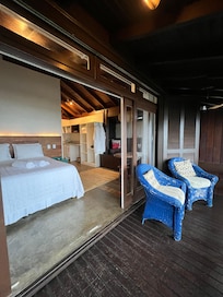 Suíte 1 com varanda, cama King e banheira de hidromassagem