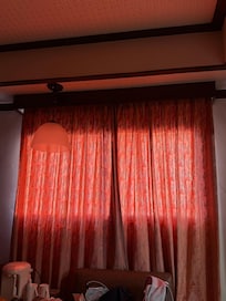 老舊的窗簾、嚴重脫線灰塵,白天呈現紅色的房間。