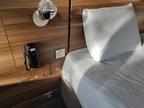Comodino lato sinistro del letto divelto e assente
