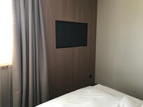 TV lagt ind i vægpanelerne