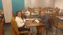 Disfrutando del hermoso y amplio lugar del restaurante