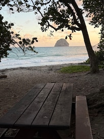 Vue de la plage située à 5 minutes à pied.