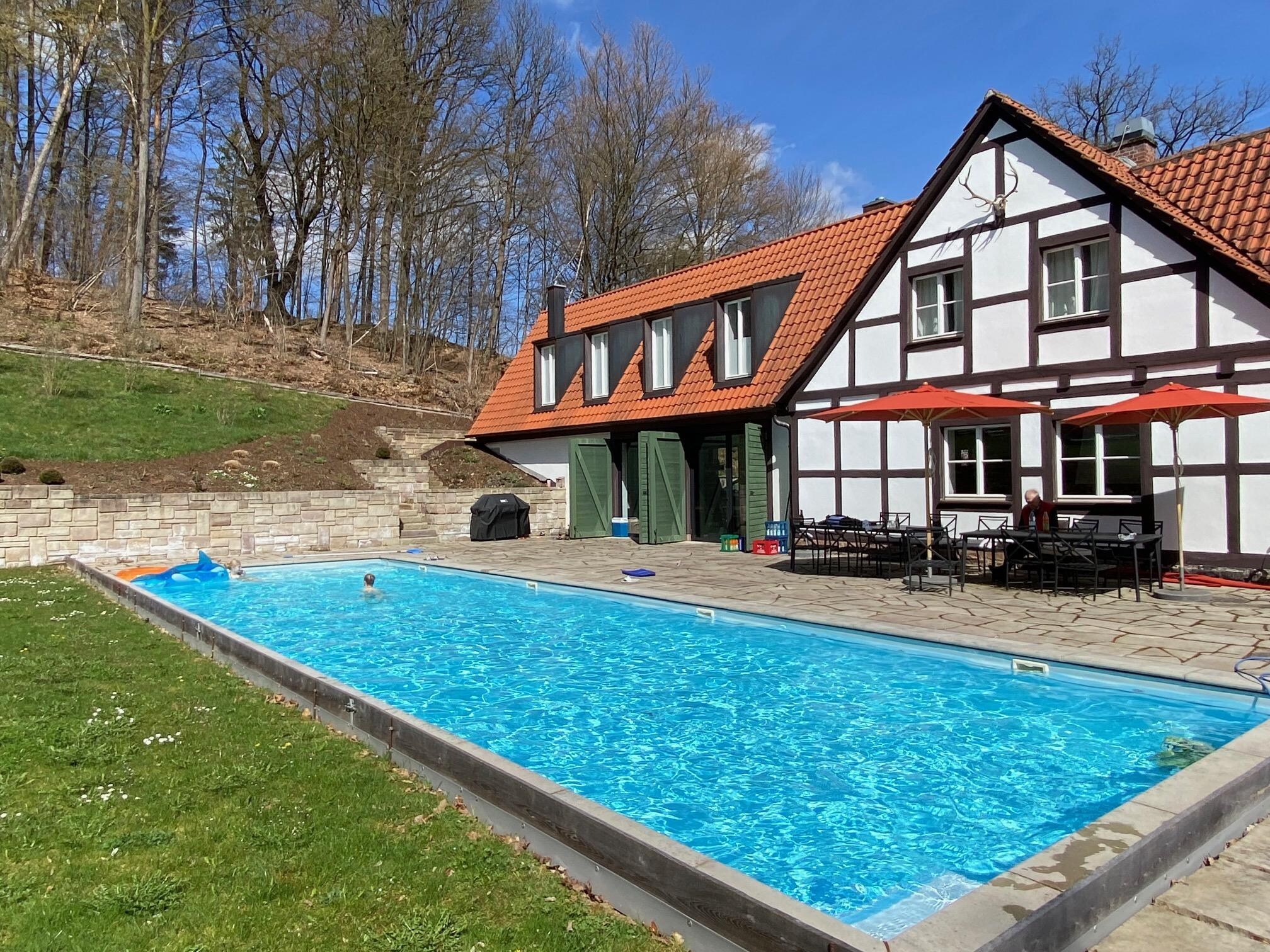 Der großzügige Terrassen- und Poolbereich zum Entspannen