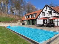 Der großzügige Terrassen- und Poolbereich zum Entspannen