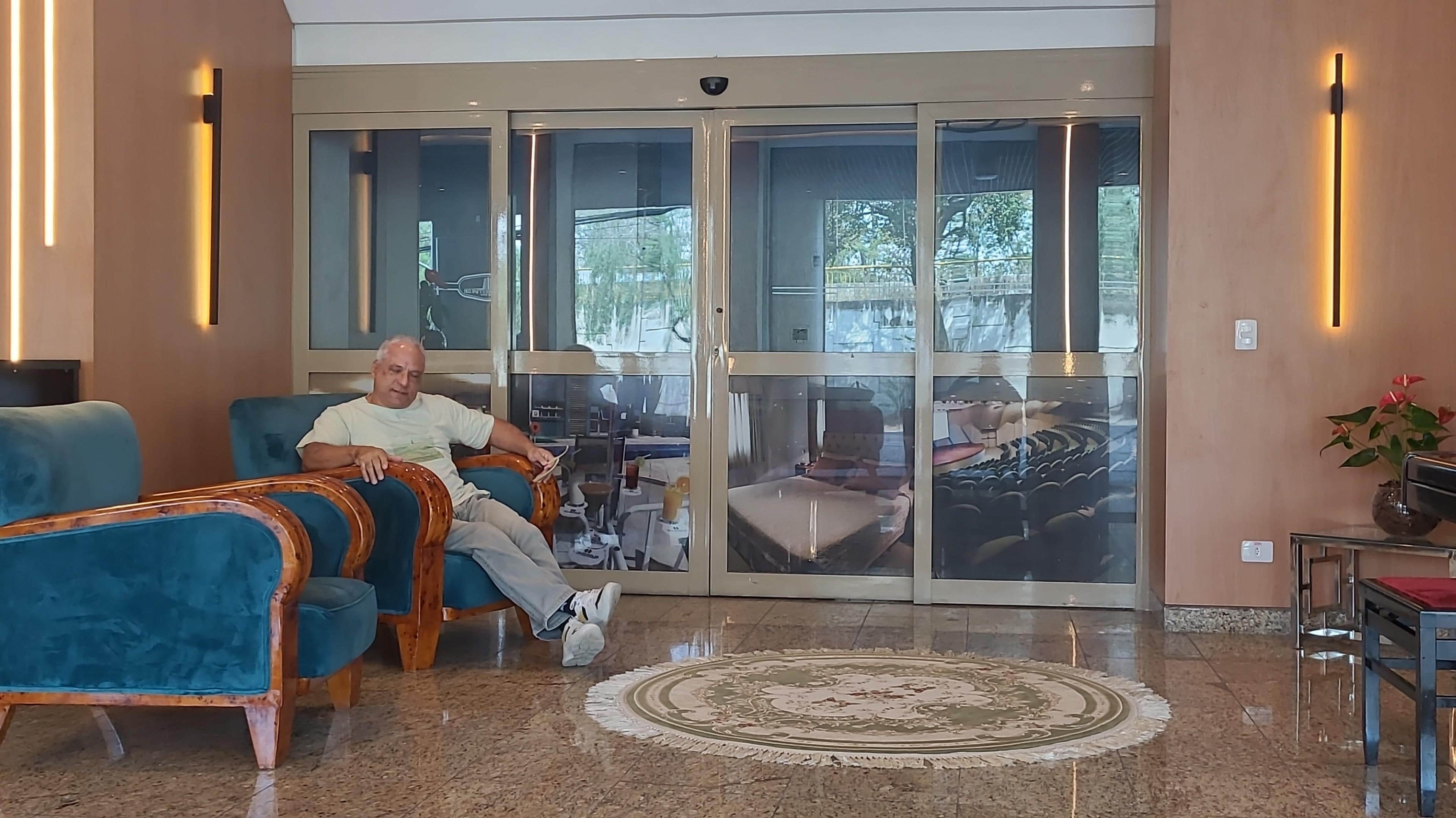 Amamos tudo! Atendimento de todos os setores 10; AP grande e aconchegante- curto muito o quarto auxiliar. Banheiro espaçoso. Amenidades completas.