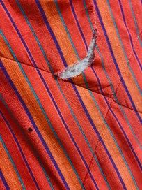 Dessus de lit déchiré, taché et sale….