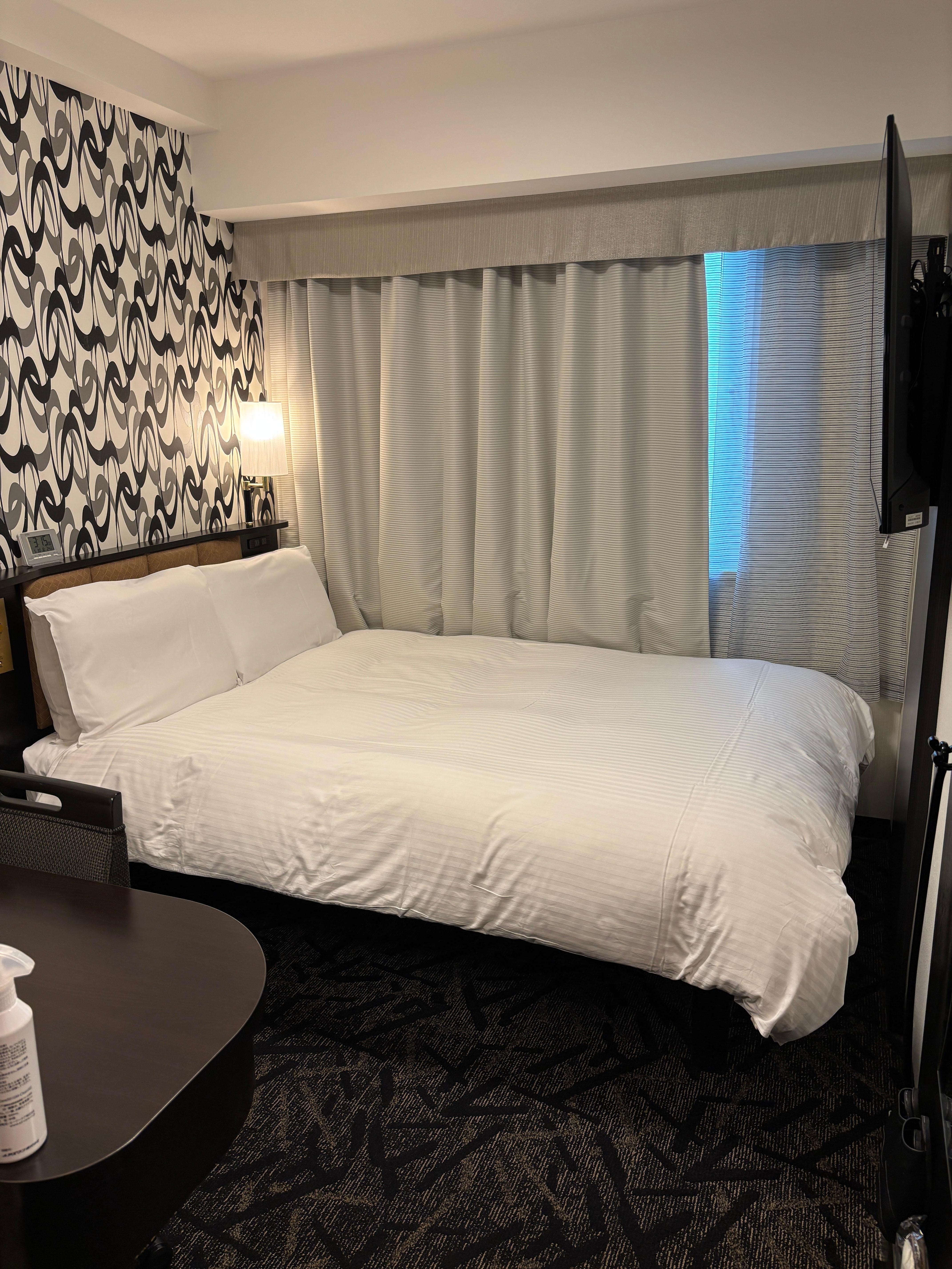 お部屋はダブルベッドがメインのレイアウトですが、寝るだけの利用だったので特に不便は感じませんでした。Wi-Fiも快適につながり、大きな50インチ超のテレビもあり、シンプルながらも必要な設備がしっかり整っていて、むしろ快適に過ごせました。