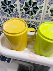 Beskidte kopper på toilettet.