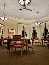 Ein Seitenraum des Restaurants