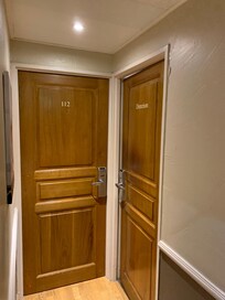 Se ve la puerta de la habitacion y la puerta del despacho