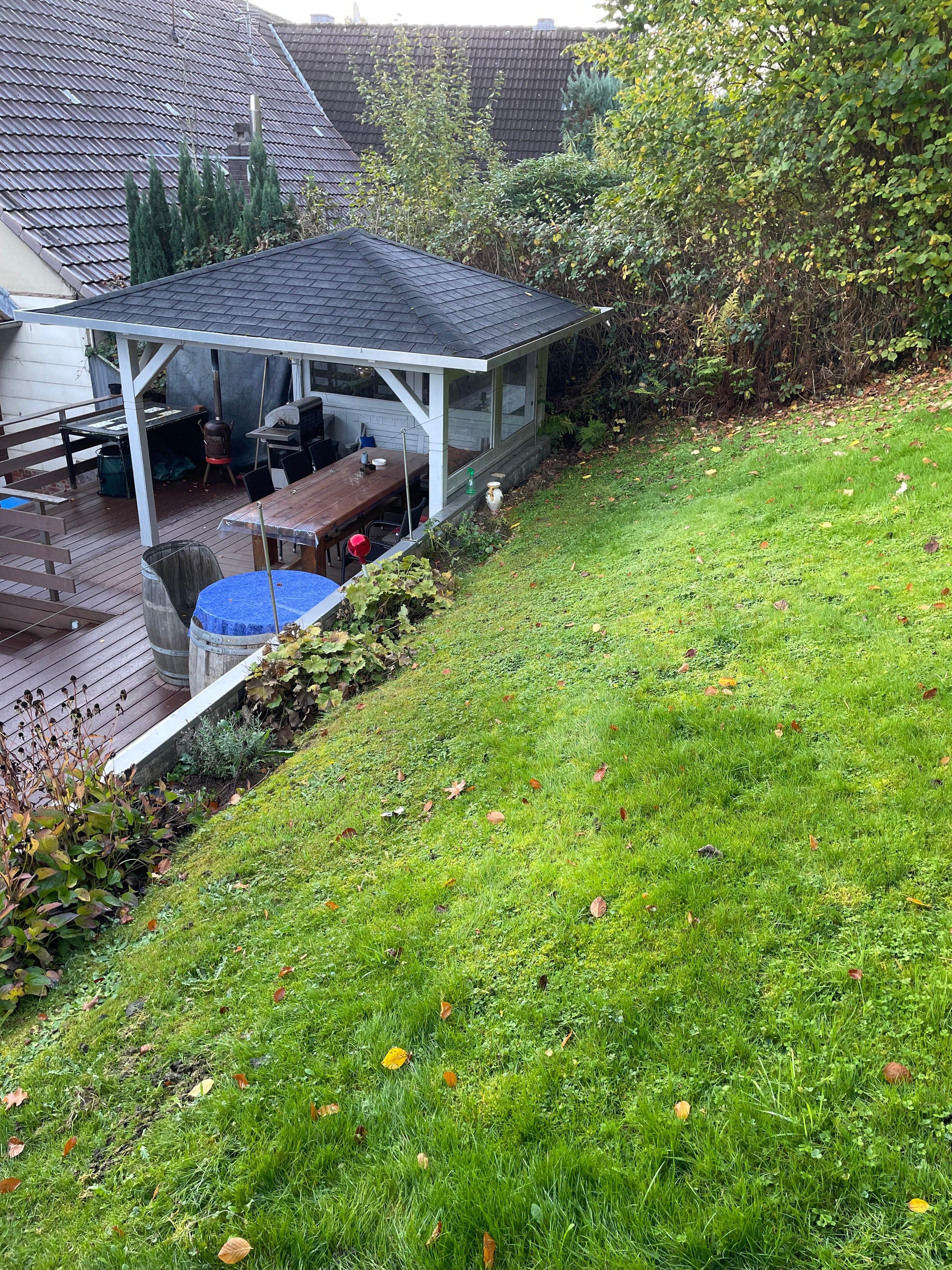 Teil der Terrasse von der Gartentreppe