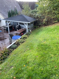 Teil der Terrasse von der Gartentreppe