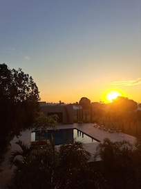 Alvorecer visto de um dos quartos.