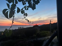 Ausblick vom Balkon auf das Meer und die Küste