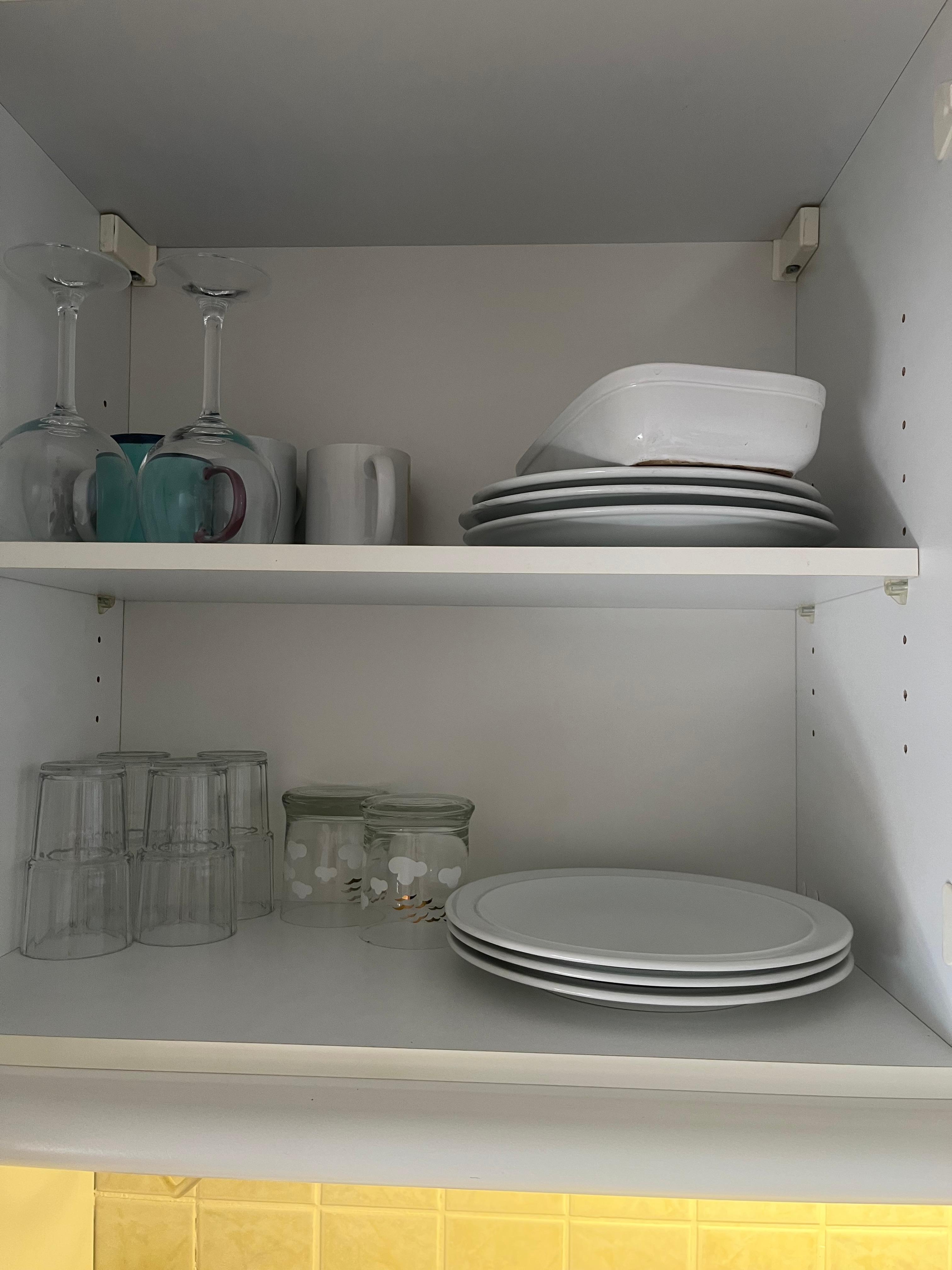 Das komplette Geschirr- das App. soll für 4 Personen sein. 