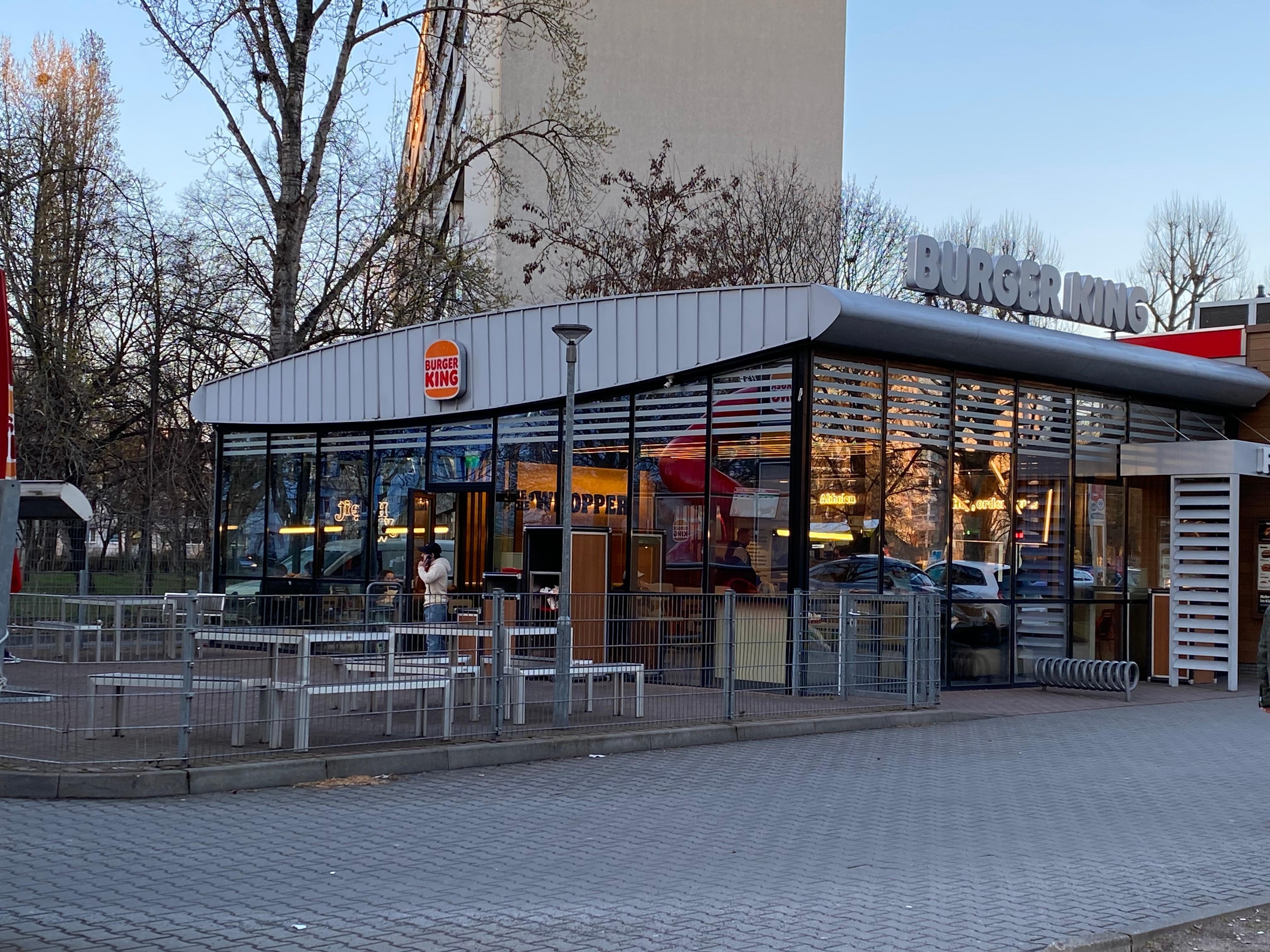 Burger King schräg ggü.