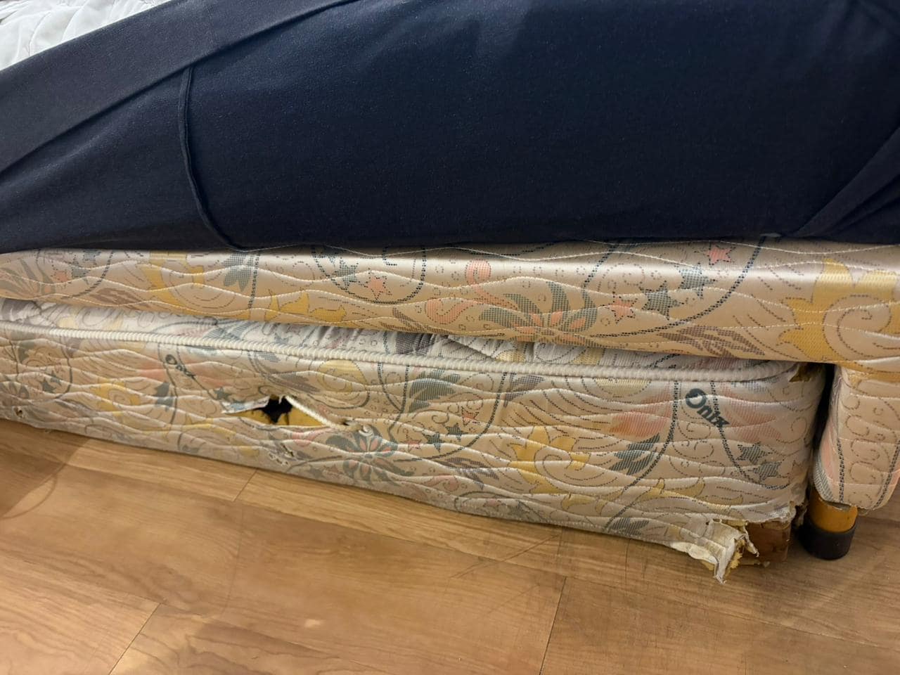 Die beschädigte Matratze wurde unter dem Bett verstaut, anstatt entsorgt zu werden.