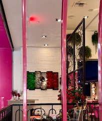 Hay un restaurante mexicano que nos gustó muchísimo delicioso, muy buena Atencion y bien servido.