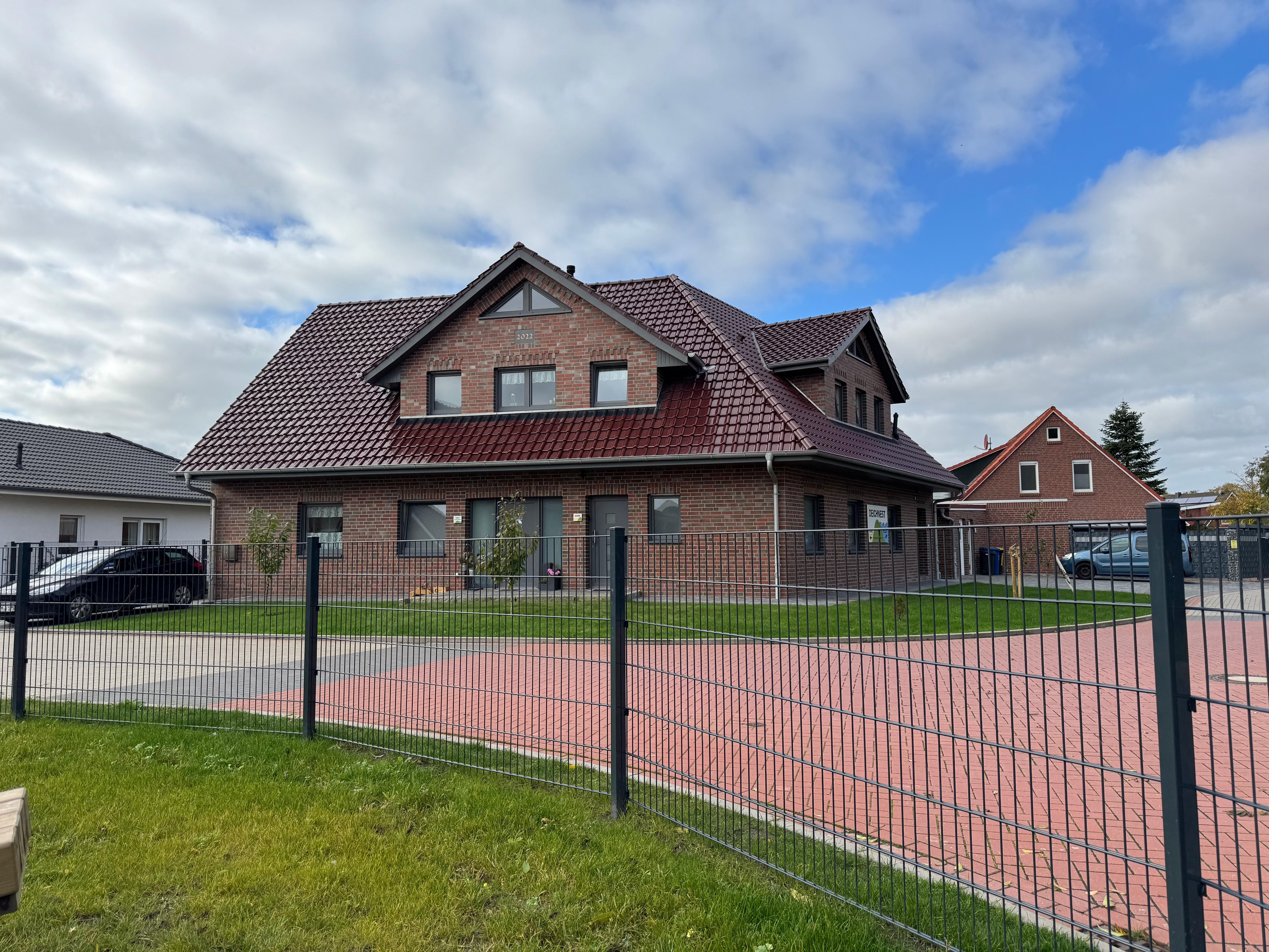 Blick auf das Haus vom Spielplatz, Wohnung unten rechts