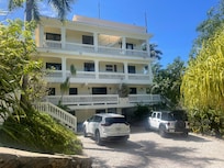 Side of the house, the second parking area, access to the first and second floors.