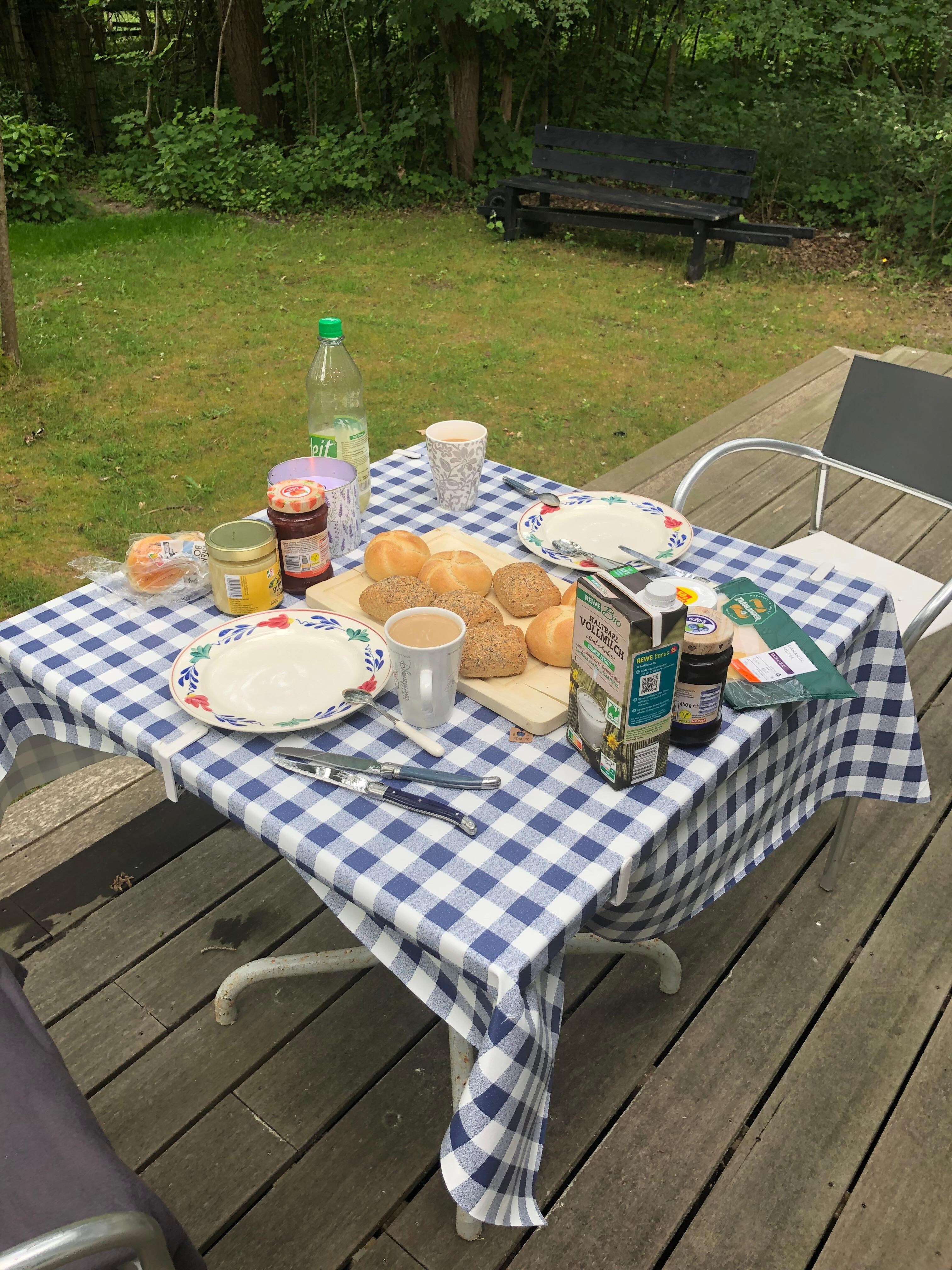 Tolle Holzveranda ringsum vom Haus 🏡! Schöner Platz zum Frühstücken 👍🏼