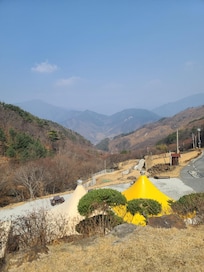 준성리조트의 대표 뷰 맛집, '산멍'입니다.ㅎㅎ 벤치도 좋았구요...그네에 앉아서도 멋진 산멍이 가능해요!