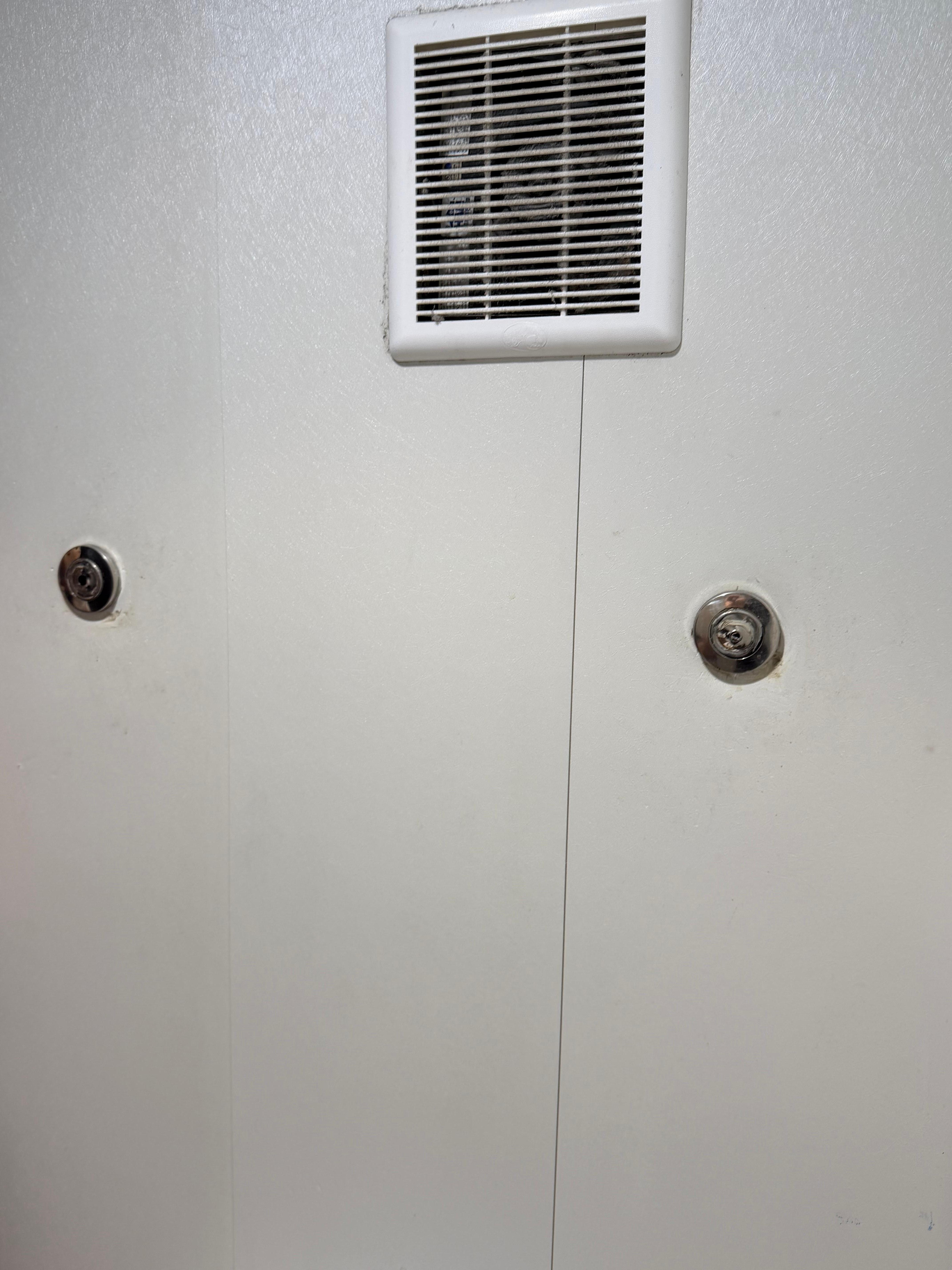 Sistema de ventilação imundo com poeira e quebrado