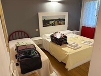 Sauberes Schlafzimmer mit bequemen Betten.