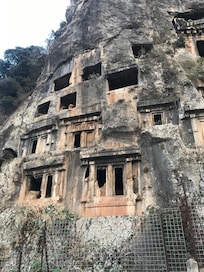 Close tombs 5min walk