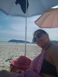 Essa praia e plana águas tranquilas as crianças aproveitam bem a água av Atlântica