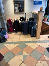 Um monte de malas na recepção, pelo menos acorrentadas