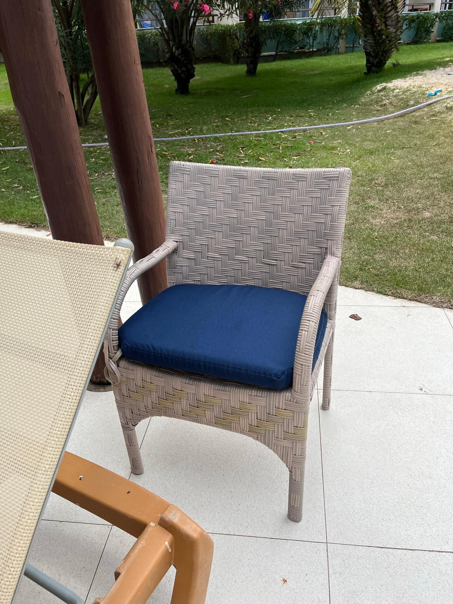 A cadeira que me deram depois que eu fui na recepção solicitar cadeira na área da piscina