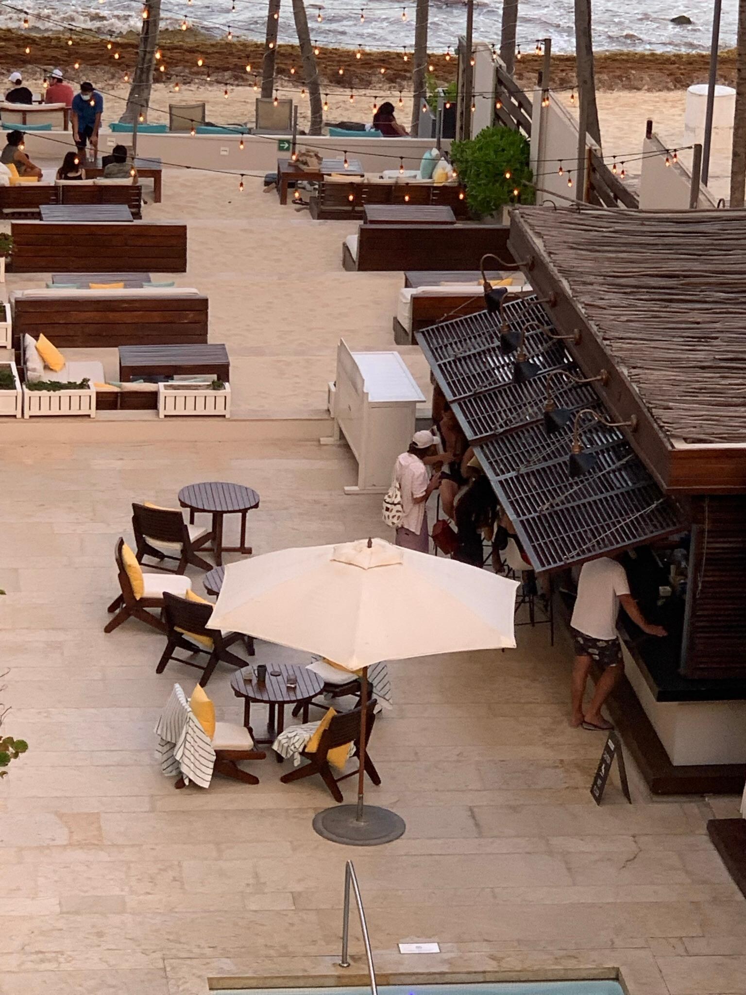 infelizmente a area da praia e da piscina eram muito ruins, o hotel tem beach club à tarde muitos bebados”animados.