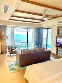 プール次のお部屋は清潔でモダンでシンプルなデザイン。