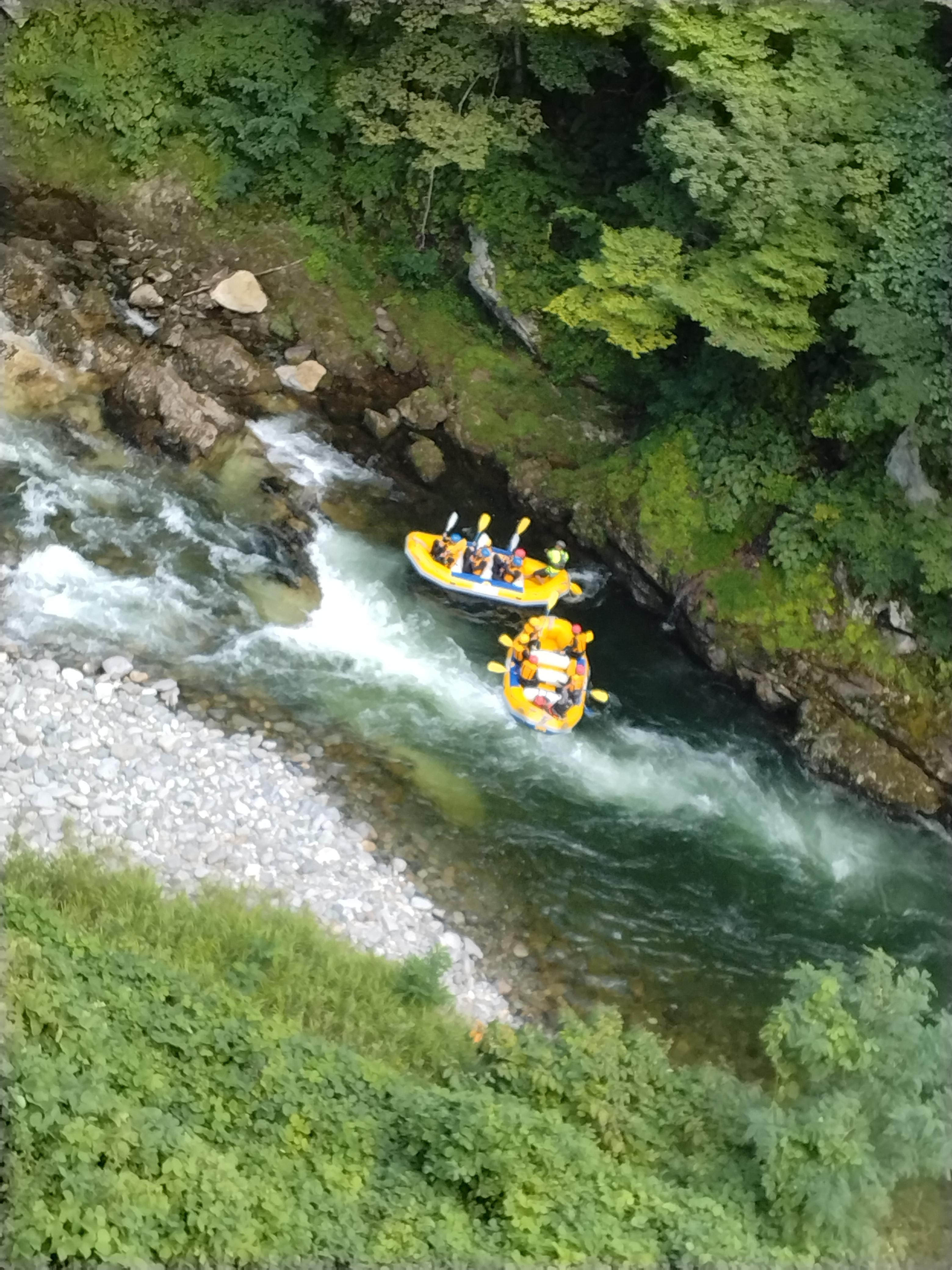 露天風呂の下でラフティング