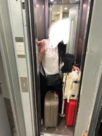 El elevador es extremadamente pequeño.