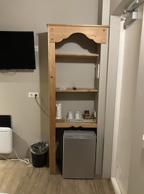 Cottage unten mot Kühlschrank und Doppelbett