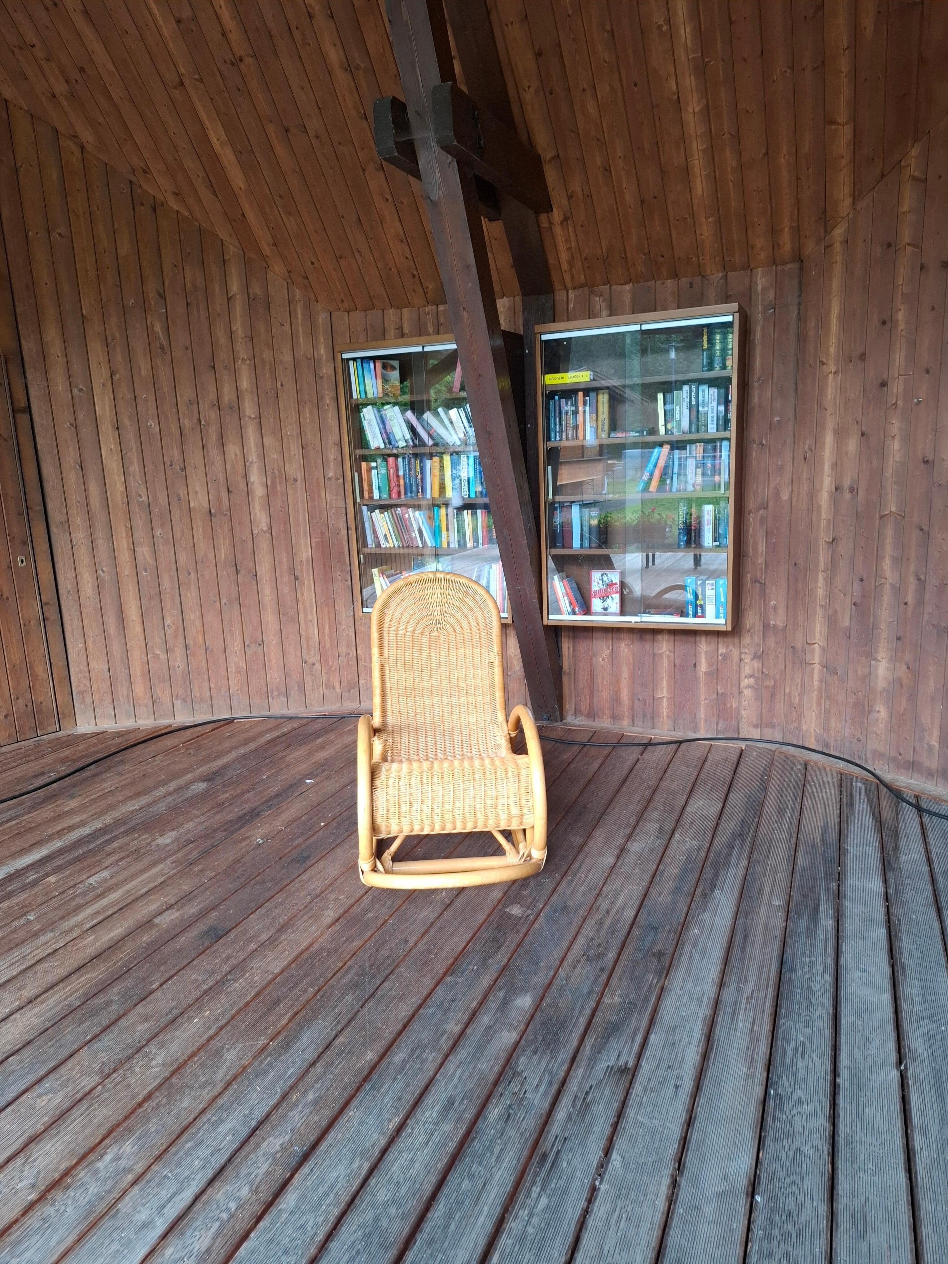 Bücherschrank am Dorfplatz mit Sitzgelegenheit und Kneippanlage