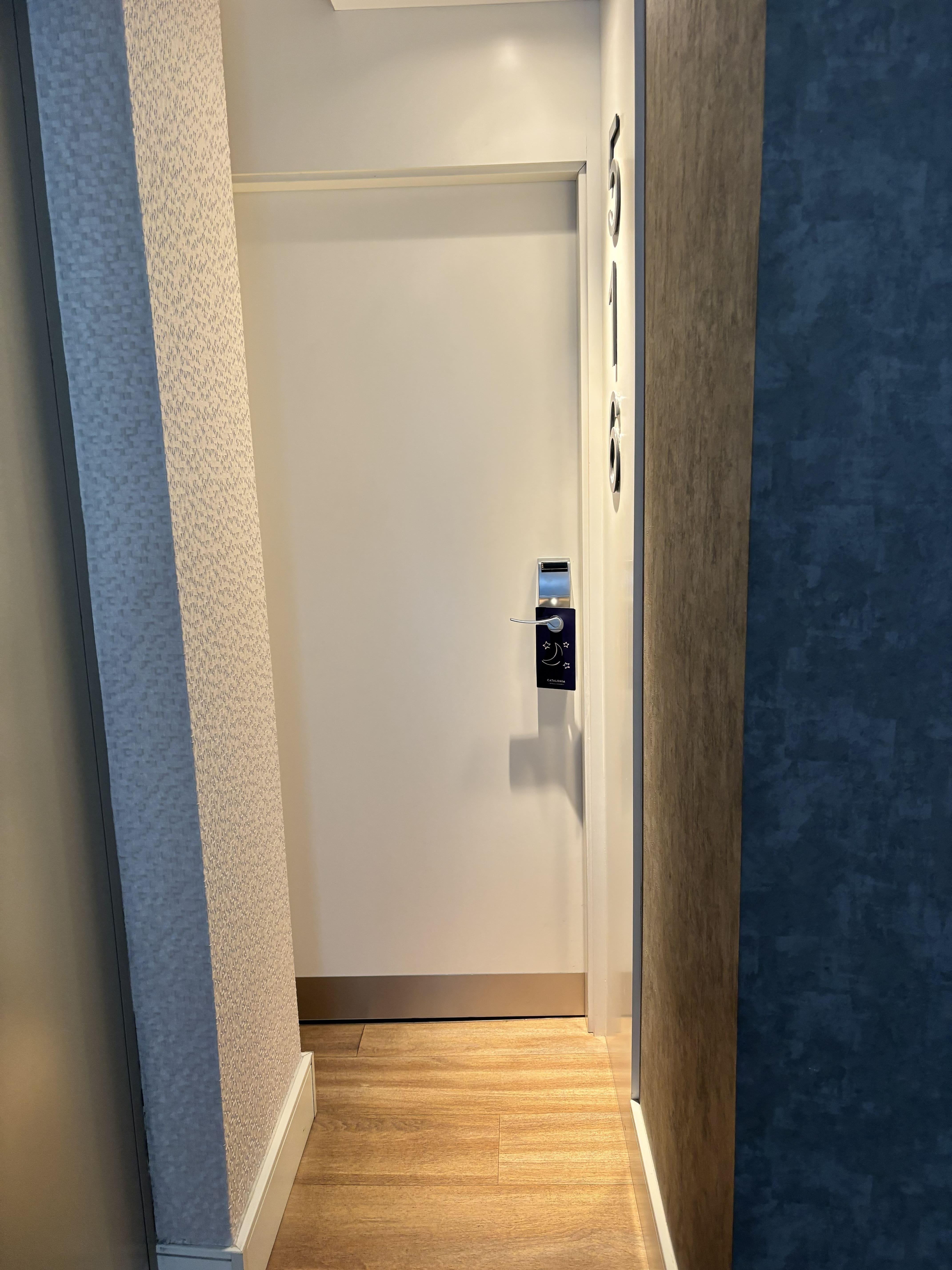 Se aprecia la estrechez al acceso de la habitación